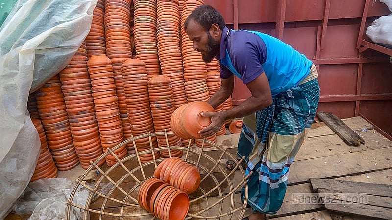 Pottery arrives by trawler from Barishal to Farashganj in Old Dhaka's Sutrapur. Photo: Abdullah Al Momin
