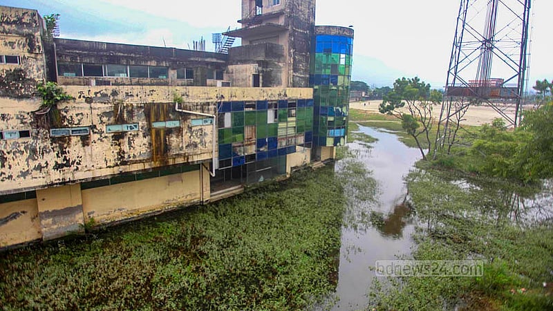 To address the waterlogging problem, authorities have piled sand outside the “Shaheed Ria Gope Cricket Stadium” in Narayanganj’s Fatullah. Photo: Abdullah Al Momin