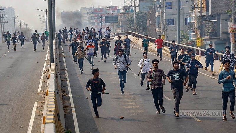 Stick-wielding students of Government Shaheed Suhrawardy College and Kabi Nazrul Government College heading to Dr Mahbubur Rahman Mollah College in Dhaka’s Jatrabari on Monday, Nov 25, 2024. Photo: Mahmud Zaman Ovi