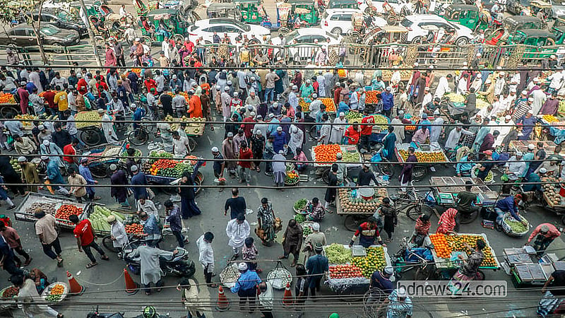Vendors set up shops on vans along the VIP Road in Naya Paltan every Friday, with trading continuing for two to three hours before and after Jummah prayers. Photo: Abdullah Al Momin