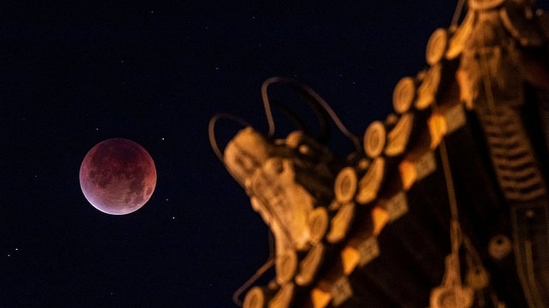 The "Blood Moon" is seen over the roof of Yongdingmen Gate on the night of a total lunar eclipse in Beijing, China, September 8, 2025. Photo: Reuters