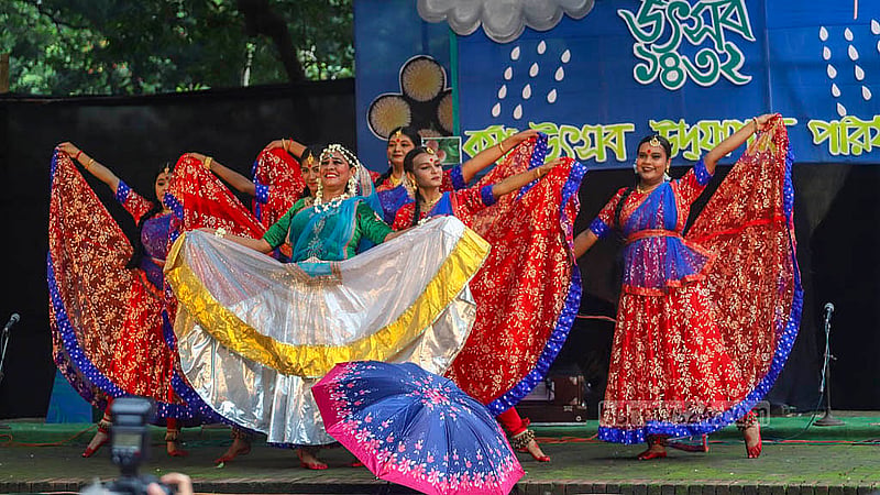 On Sunday, Jun 15, 2025, the first day of the Bengali month of Ashar, dancers perform at the Monsoon Festival held under the Bakul tree at the Faculty of Fine Arts, University of Dhaka, orgasnised by the National Borsha Uthshob Celebration Committee. Photo: Abdullah al Momin