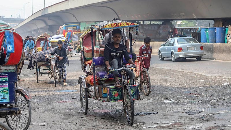 A battery-run rickshaw travels the wrong way along the Dhaka-Chattogram highway in the Jatrabari area of Dhaka. Photo: Abdullah Al Momin