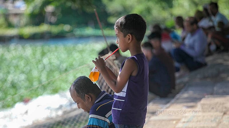 Many people drink juice to fend off the heat, but the drinks also pose their own risk to health. Photo: Abdullah al Momin