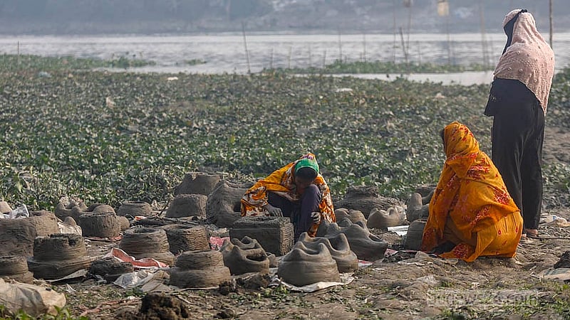The women dry the stoves at the same riverside spot where they are made. Buying and selling also take place along the riverbank. Photo: Mahmud Zaman Ovi