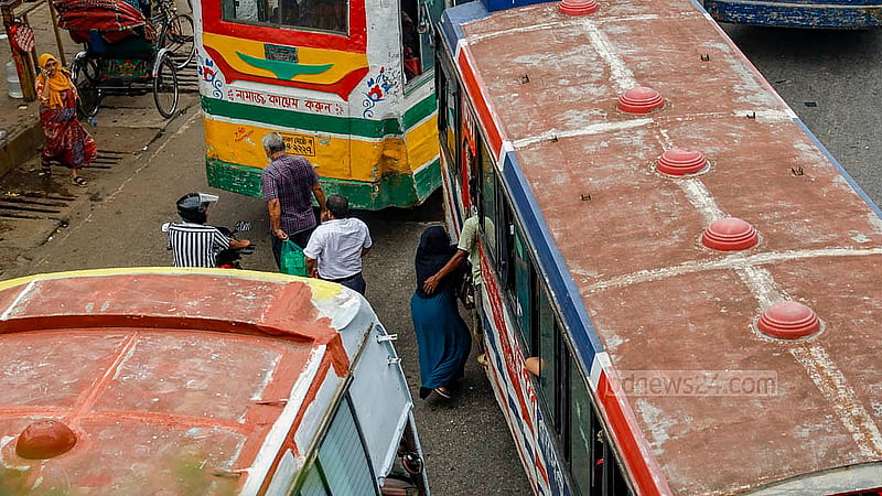 A bus driver drops passengers in the middle of the street in Dhaka’s Notun Bazar so that the other buses behind him cannot overtake him. Photo: Mahmud Zaman Ovi