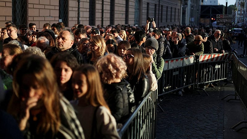Faithful queue to enter St. Peter's Basilica to pay respects as Pope Francis lies in state, as seen from Rome, Italy, April 25, 2025. Photo: Reuters