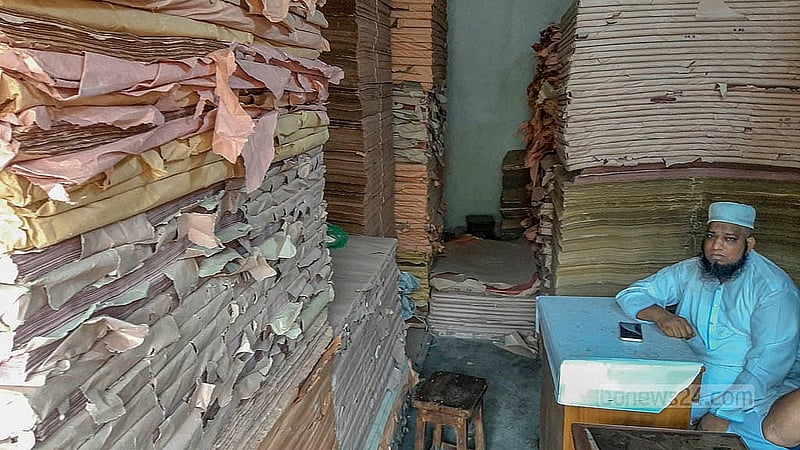 A ream of paper weighing between 45 and 150 grams for making shopping bags and packets is being sold for prices ranging from Tk 1,100 to Tk 2,900 in Dhaka’s Naya Bazar. Photo: Abdullah al Momin
