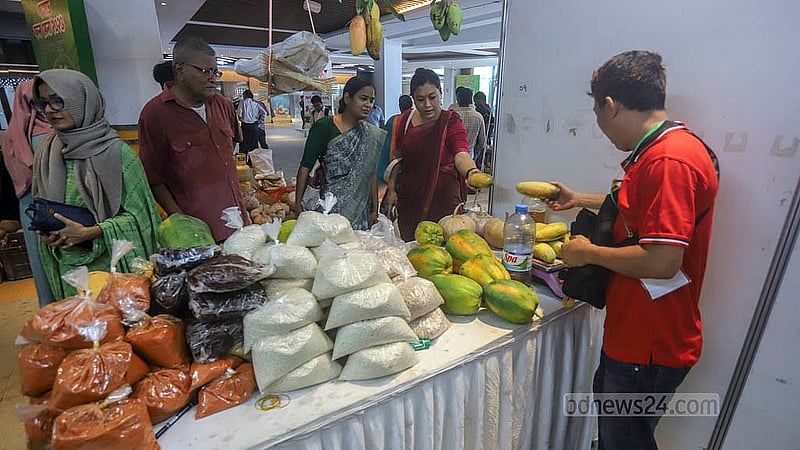 Many visitors are purchasing fruits from the fair, which will run until Jul 5, 2025, at Bailey Road’s Hill Complex. Photo: Abdullah al Momin