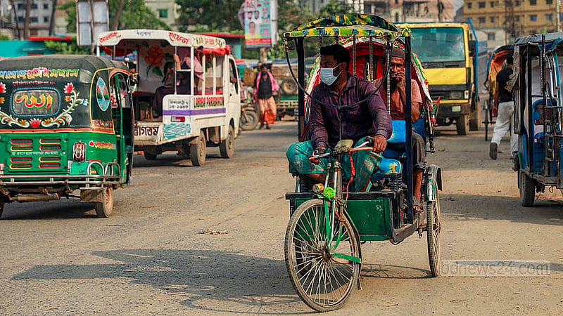 A rickshawpuller quickly fled the scene as police took action against battery-powered rickshaws in Dhaka’s Postogola on Thursday afternoon. Photo: Mahmud Zaman Ovi