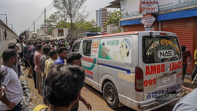 Those injured in the jet crash in Diabari’s Milestone School and College are being transported to the hospital in an ambulance. Photo: Mahmud Zaman Ovi