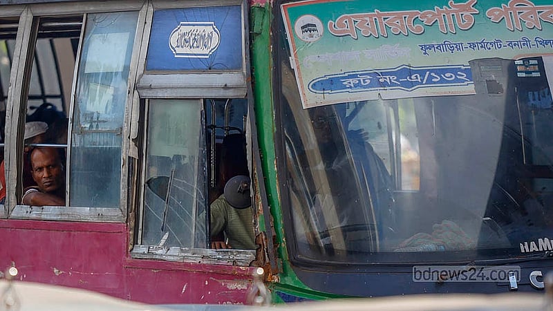 A driver smokes in a moving bus in Dhaka on Sunday, Sept 28, 2025. He continued without paying attention to the inconvenience caused to the passengers. Photo: Mahmud Zaman Ovi