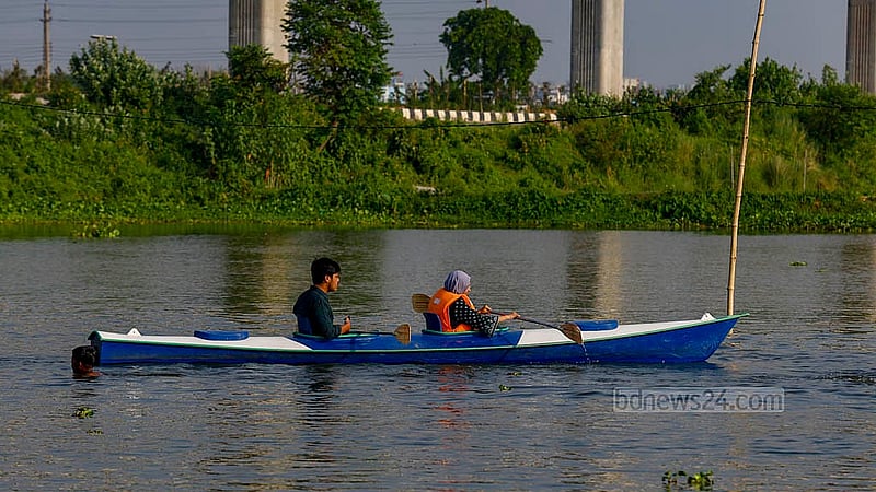 Most of the people kayaking on the lake at Sector 18 of Diabari in Uttara are youths. Photo: Mahmud Zaman Ovi
