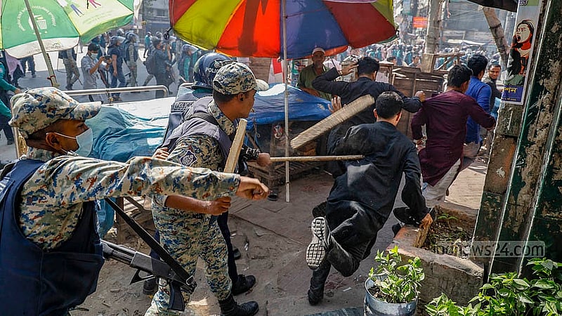 Police wield batons to disperse the Hizb ut-Tahrir procession at Paltan intersection. Photo: Mahmud Zaman Ovi