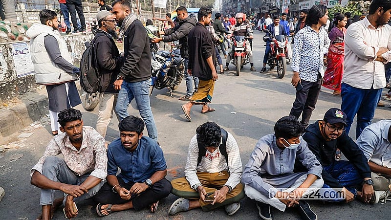 Students block the Science Laboratory intersection in Dhaka on Thursday, Jan 15, 2026, demanding the issuance of the final ordinance to establish Dhaka Central University. Photo: Mahmud Zaman Ovi
