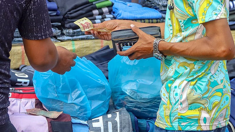 Products sold at pavement shops in Dhaka’s Gulistan are being handed to customers in government-banned polythene bags. Photo: Abdullah al Momin