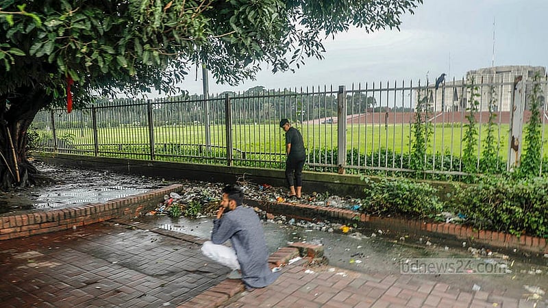 Owners and workers at the makeshift stalls leave rubbish on the pavement of Manik Mia Avenue, forcing passersby to pink their noses as they walk past the stinking piles. Photo: Abdullah Al Momin
