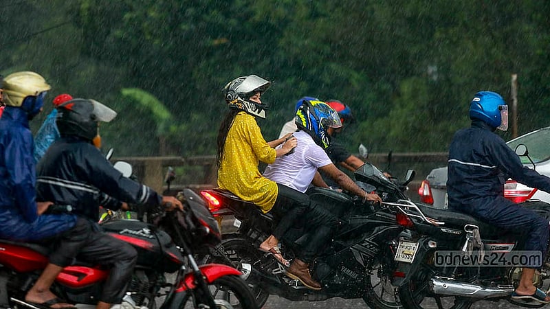 People suffer after being drenched by heavy rain in Dhaka’s Rampura on Thursday, Sept 26, 2024.Photo: Mahmud Zaman Ovi