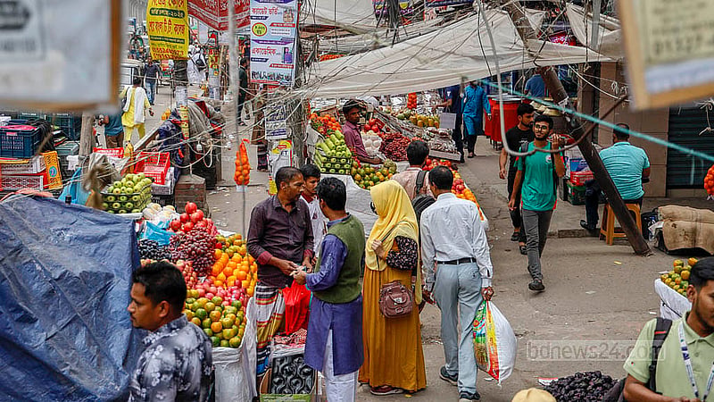 The south side of the footpath leading from Mirpur’s Kazipara to the pedestrian overbridge in Mirpur-10 is completely taken up by roadside fruit vendors. Photo: Mahmud Zaman Ovi