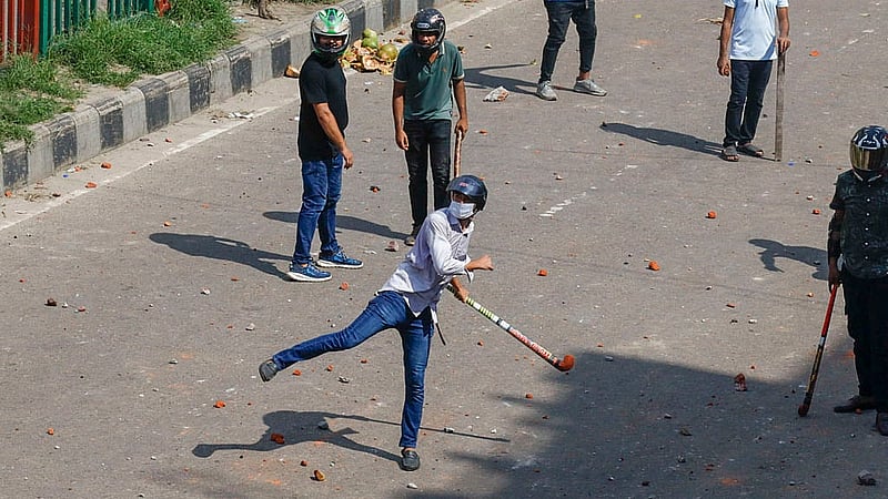 Bangladesh Chhatra League activists wearing helmets and carrying sticks clash with anti-quota protesters in the Science Laboratory area of Dhaka on Tuesday, Jul 16, 2024. Photo: Mahmud Zaman Ovi