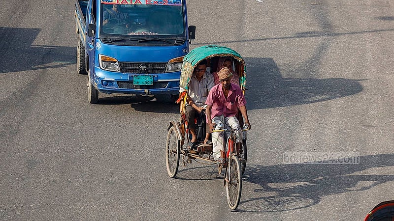 Battery-run rickshaws do not follow any single lane while running on the main roads despite pedal rickshaw pullers sticking to the left side of the streets. Photo: Mahmud Zaman Ovi