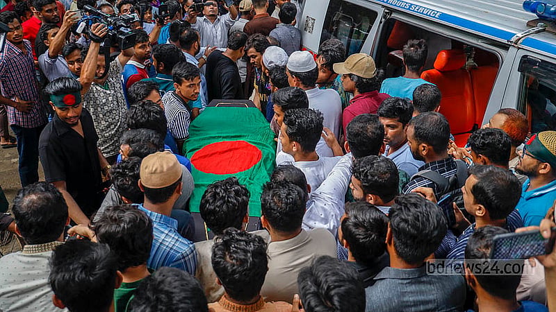 Sarjis Alam, Hasnat Abdullah, and Asif Mahmud carry the coffins of the two protesters at Central Shaheed Minar after the funeral prayers on Sunday, Aug 18, 2024. Photo: Mahmud Zaman Ovi