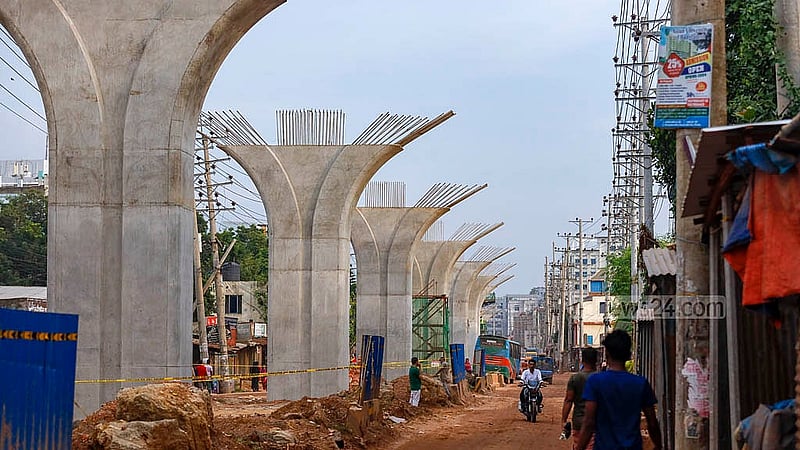 The rows of pillars of the under-construction Dhaka-Ashulia Elevated Expressway are on view at Ashulia’s Nischintapur end. Photo: Mahmud Zaman Ovi