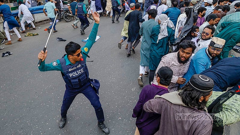 The Hizb ut-Tahrir procession moves from Baitul Mukarram’s North Gate towards Bijoynagar via Paltan, before dispersing. Police fire tear gas and charge batons at the demonstrators. Photo: Mahmud Zaman Ovi