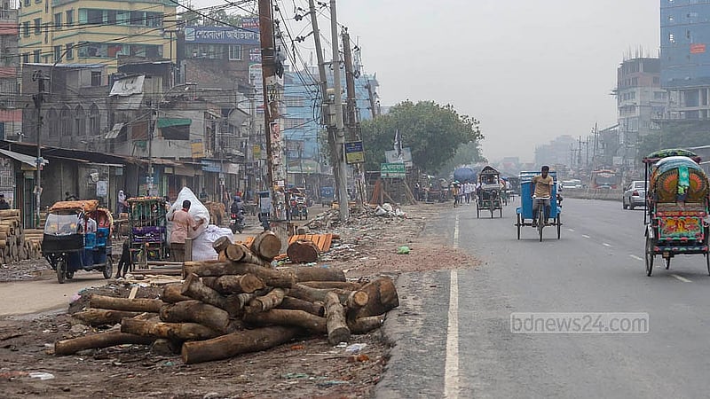 Battery-powered rickshaw drivers are using the main road instead of the designated service lane on the Dhaka-Chittagong highway on Monday, Apr 21, 2025. Photo taken at Dhaka’s Matuail. Photo: Abdullah al Momin