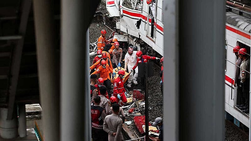 Rescuers carry the body of a victim at the site after a deadly collision between a commuter line train and a long-distance train, in Bekasi, on the outskirts of Jakarta, Indonesia, Apr 28, 2026. REUTERS/Willy Kurniawan
