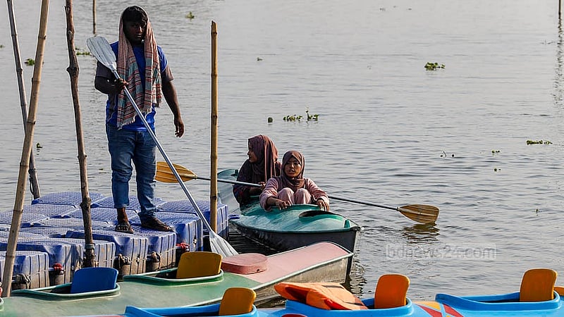 Most of the people kayaking on the lake at Sector 18 of Diabari in Uttara are youths. Photo: Mahmud Zaman Ovi