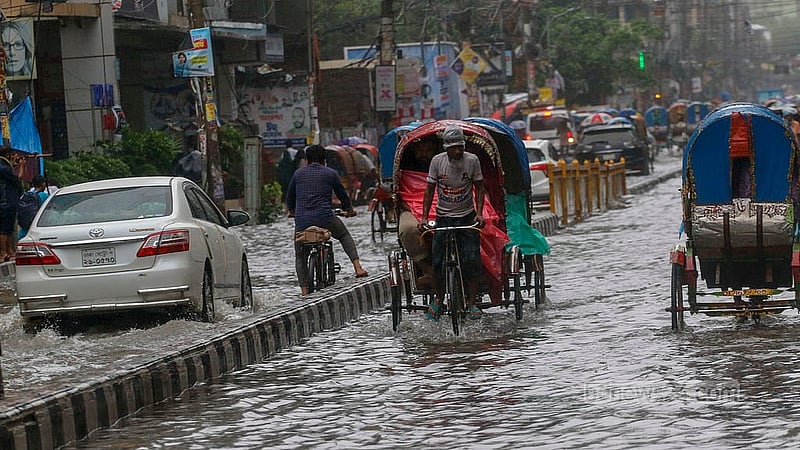 Dhaka’s Green Road is waterlogged after a day of rain brought on by Cyclone Remal. Photo: Muhammad Mostafigur Rahman
