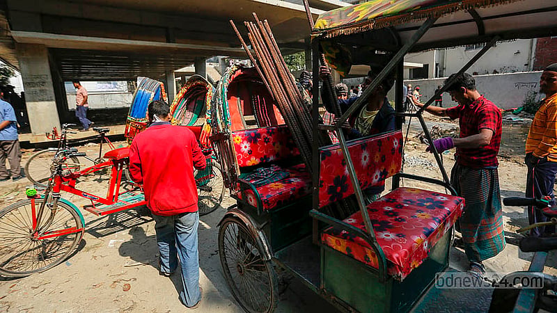 A group of people are looting iron rods from the extended part of Sheikh Mujib's house at Dhanmondi 32. Photo: Mahmud Zaman Ovi