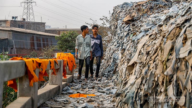 Discarded leather scraps are piled up beside a narrow pavement near a bone factory in Hazaribagh’s Kalunagar, with waste spilling onto the road used by pedestrians. Photo: Mahmud Zaman Ovi