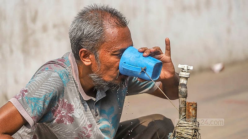 Day labourers face the brunt of the intense heat. Pedestrians drink water from a tap in front of Bangabhaban Colony in Tikatuli to stay hydrated in the draining weather on Sunday, Apr 6, 2025. Photo: Abdullah al Momin