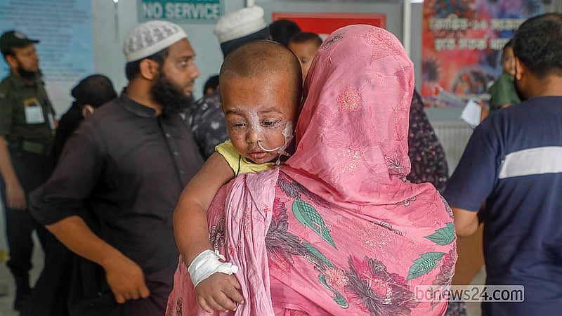 A child has been brought from Tangail’s Kumudini Hospital to the DNCC Dedicated COVID-19 Hospital in Mohakhali for better treatment. Photo: Abdullah Al Momin