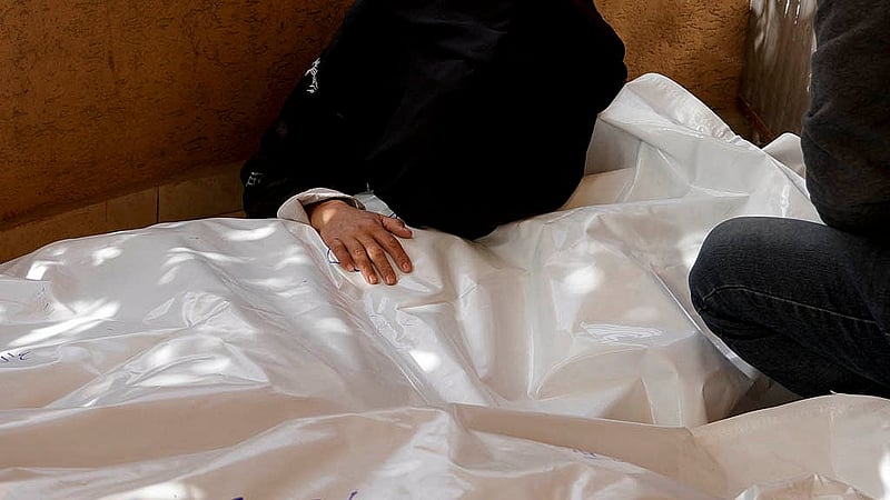 A Palestinian woman mourns over the body of a relative killed in Israeli strikes, at Nasser hospital, in Khan Younis, in the southern Gaza Strip, April 6, 2025. Photo: Reuters