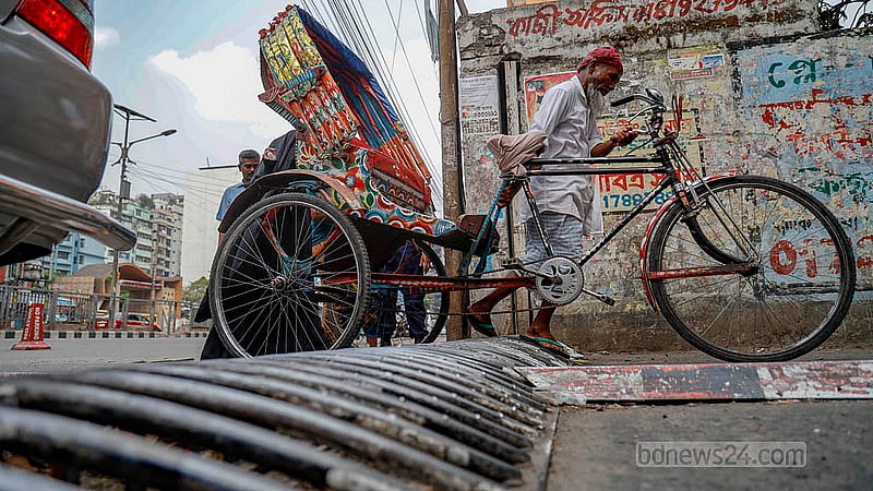In Dhaka’s Kakrail, police install an experimental rickshaw trapper to prevent rickshaws from entering the main road, but rickshaws manage to weave their way past it on Sunday, Apr 6, 2025. Photo: Mahmud Zaman Ovi