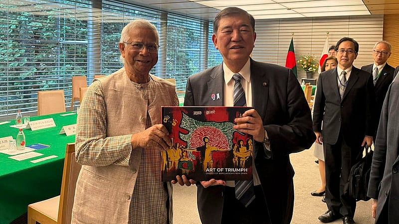 Chief Advisor Muhammad Yunus presented the book “Art of Triumph” to Japanese Prime Minister Ishiba Shigeru on Friday, May 30, 2025 - the last day of his Tokyo trip. Photo: PID
