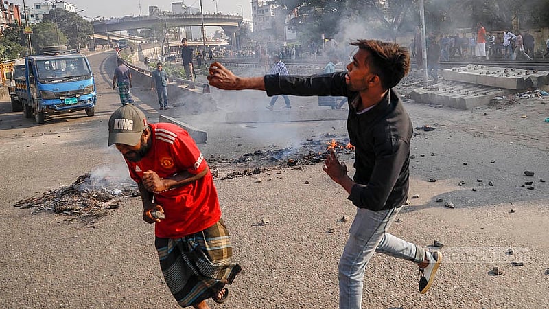 Students attack battery-powered rickshaw drivers in Dhaka's Khilgaon area on Thursday, Nov 21, 2024. The rickshaw drivers were also seen throwing stones at them.