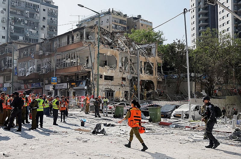Emergency personnel work at an impact site following a missile strike from Iran on Israel, in Ramat Gan, Israel June 19, 2025. Photo: Reuters