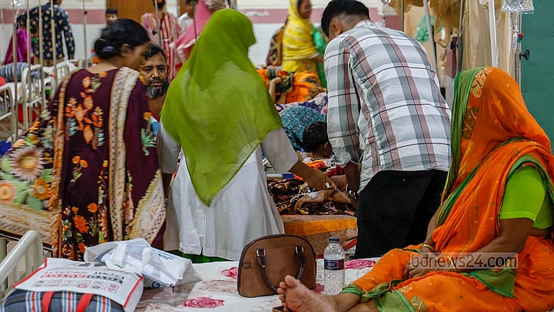 A nurse sees to the treatment of a dengue patient at Dhaka’s Mugda Medical College Hospital. Photo: Mahmud Zaman Ovi