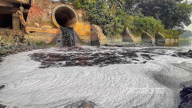 Chemically contaminated water from various factories is flowing into the Buriganga at Dhaleshwar Godaraghat in Shyampur. Photo: Abdullah Al Momin