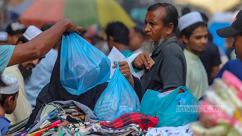 Products sold at pavement shops in Dhaka’s Gulistan are being handed to customers in government-banned polythene bags. Photo: Abdullah al Momin
