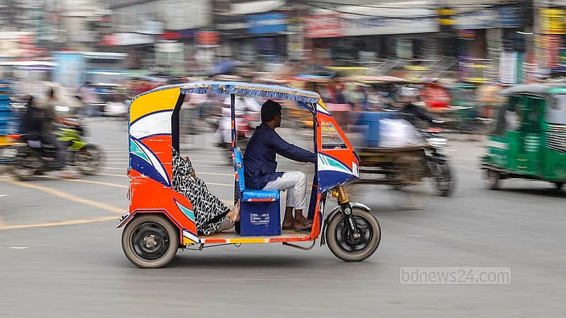 Although the Dholaipar intersection at the entrance of the Dhaka-Mawa highway is one-way, battery-powered rickshaw drivers continue to defy the rules by driving against the traffic on Monday, Apr 21, 2025. Photo: Abdullah al Momin