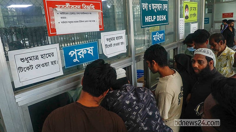 A crowd waits for treatment outside the ticket counter of the DNCC Dedicated COVID-19 Hospital in Mohakhali. Only measles patients are being treated there now. Photo: Abdullah Al Momin
