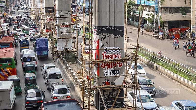 Graffiti depicting nearly 16 years of activities by the autocrat Awami League government is being painted on the metro rail pillars from Karwan Bazar to Farmgate on Saturday, Jul 5, 2025. The work will be completed ahead of the first anniversary of Sheikh Hasina’s departure during the mass uprising. Photo: Abdullah al Momin