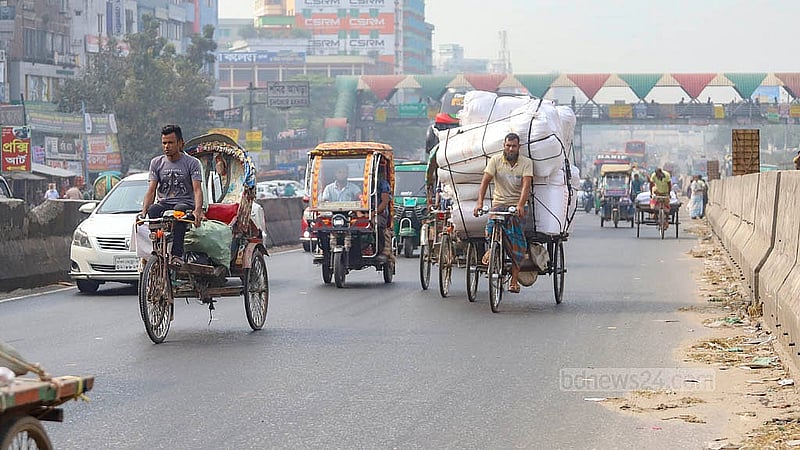 A battery-run rickshaw drives down the high-speed lane of the Dhaka-Chattogram highway instead of using the service lane at Dhaka’s Shonir Akhra. Photo: Abdullah Al Momin