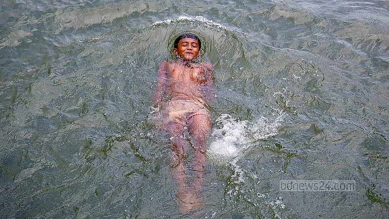 Children enjoy the water at the lake in Zia Udyan. Photo Mahmud Zaman Ovi
