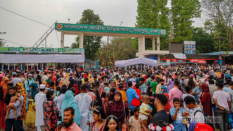 Visitors had to wait in long queues to enter the National Zoo in Dhaka's Mirpur a day after Eid-ul-Fitr on Tuesday, Apr 1, 2025. Photo: Mahmud Zaman Ovi